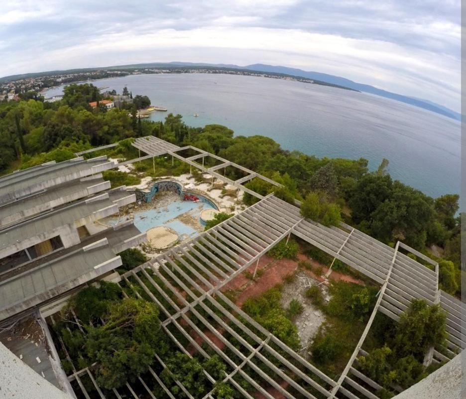 Haludovo Virtual Ruin Hotel Bungaloos Apartments And Camping, International Cooperation And Assistance For Rebirth Baracska Dış mekan fotoğraf